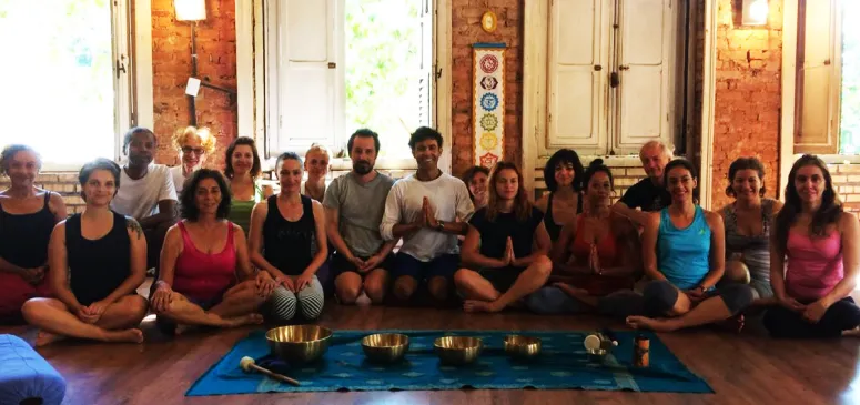 Groupe de personnes en séance de yoga