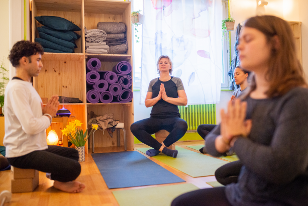 Groupe méditant dans une salle de yoga