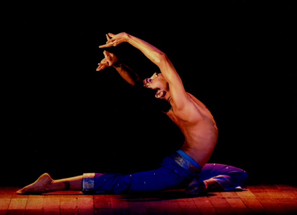 Danseur en pose élégante sur scène
