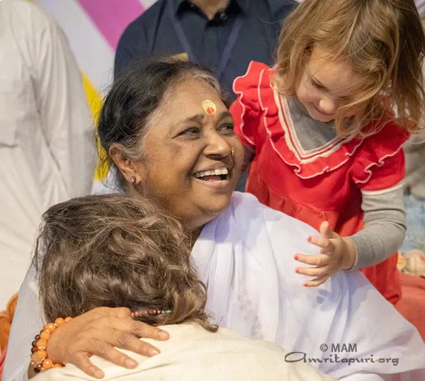 Femme souriante en étreinte avec un enfant