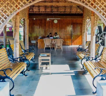 Espace d'attente en bois avec bancs