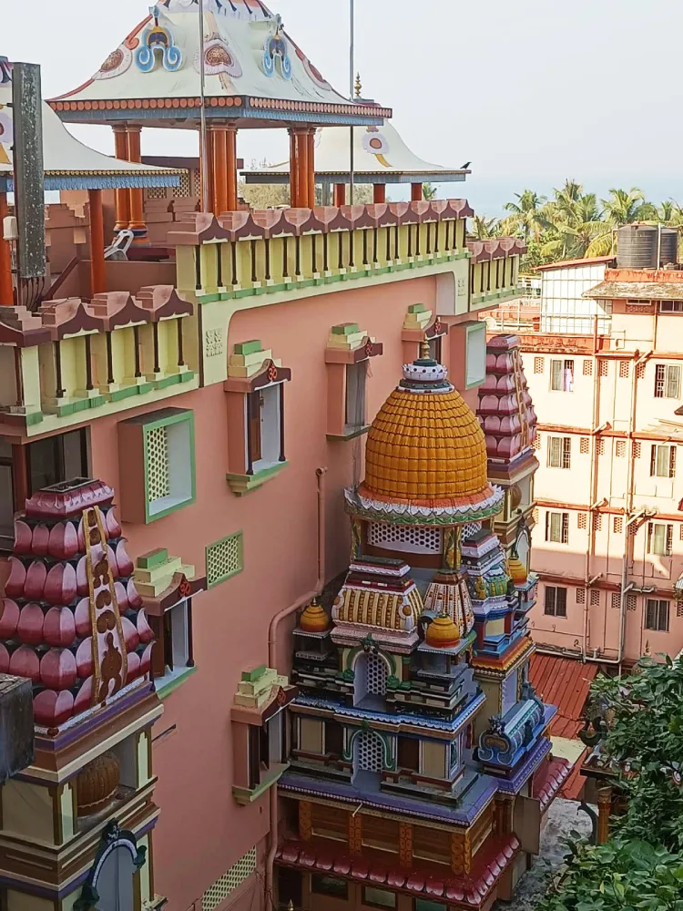 Temple coloré avec détails architecturaux