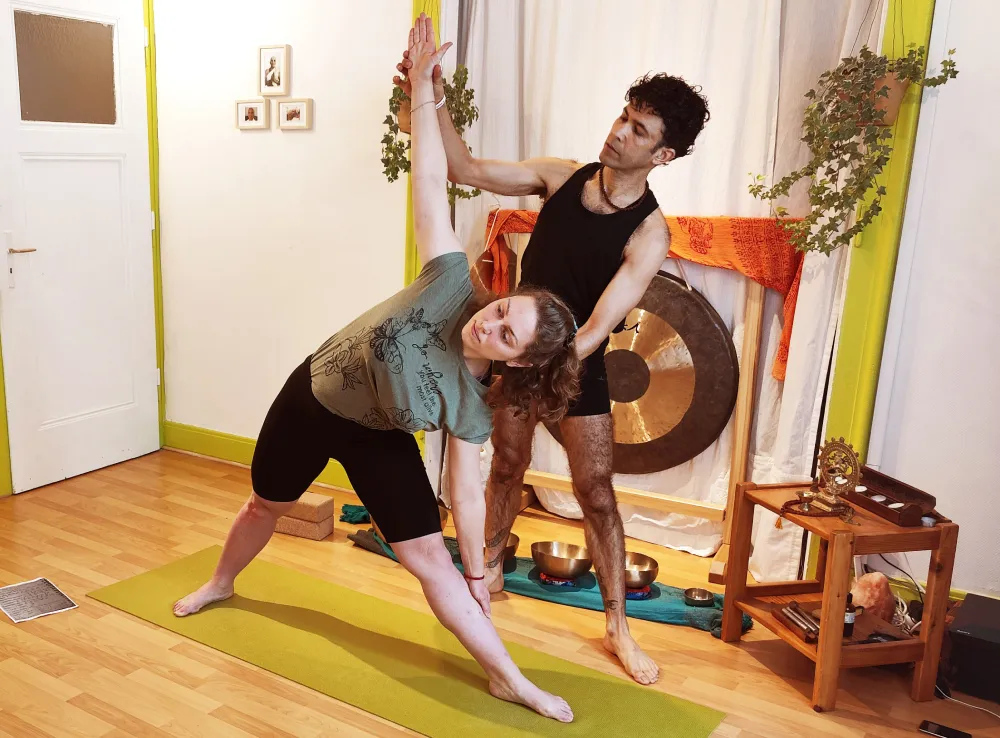 Cours de yoga avec instructeur et élève