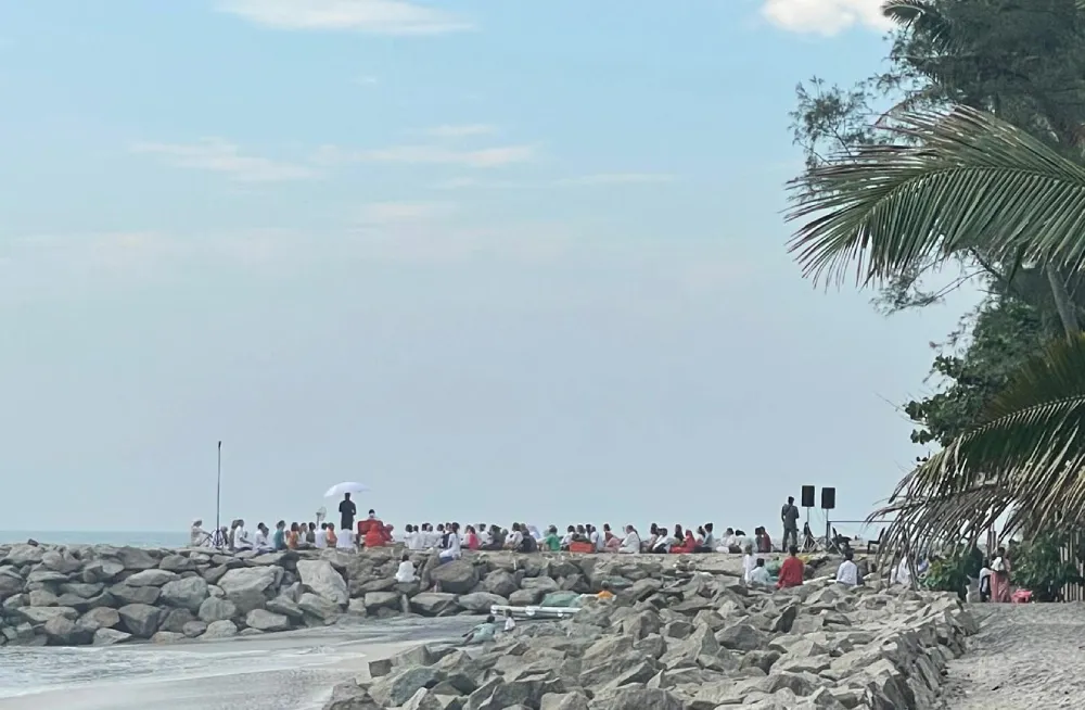 Groupe de personnes sur des rochers au bord de la mer