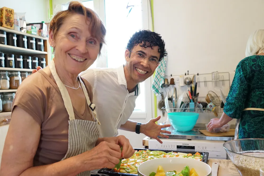 Personnes cuisinant dans une cuisine lumineuse
