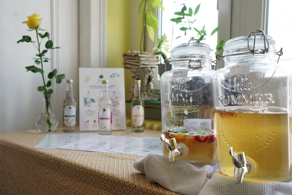 Bocaux de kéfir et bouteilles sur une table