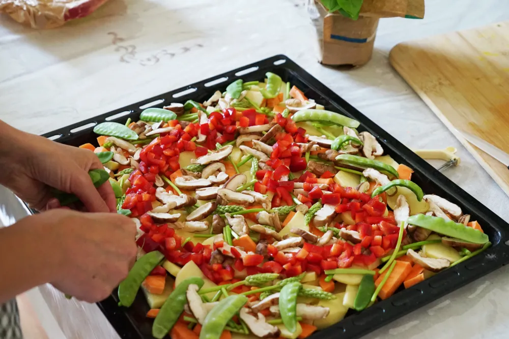 Préparation de légumes colorés sur une plaque
